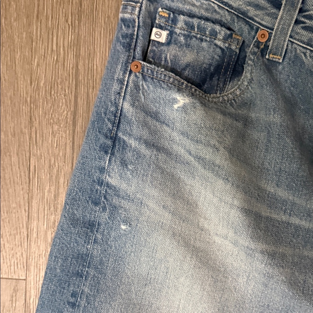 Relaxed Wide-Leg Women’s Jeans in Light Blue Denim - Picture 4 of 8